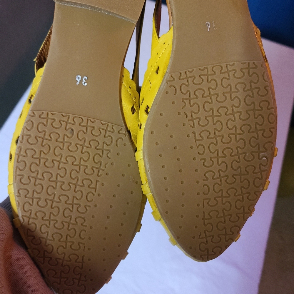 Spring Step Yellow Flats Size 36 - Picture 10 of 10